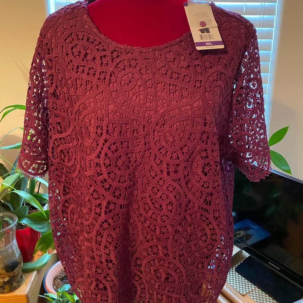 🍷Wine color 🍷 Lace eyelet Ladies Blouse NWT